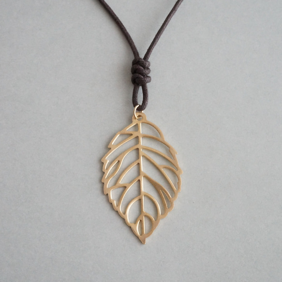 木の葉が揺れるロー引き紐のネックレス(マットゴールド) 3枚目の画像