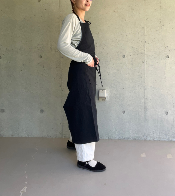 ハーフリネンのエプロン | 綿麻・エプロン・ナチュラル・4色（ホワイト/キナリ/グレー/ブラック）受注制作 4枚目の画像