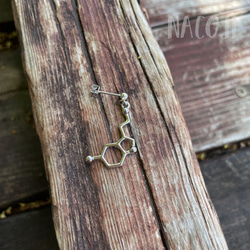 セロトニンピアス（片耳）医療系・理系がグッとくる構造式 6枚目の画像