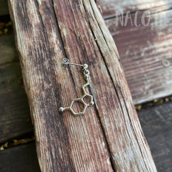 セロトニンピアス（片耳）医療系・理系がグッとくる構造式 6枚目の画像