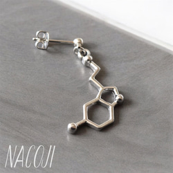 セロトニンピアス（片耳）医療系・理系がグッとくる構造式 2枚目の画像