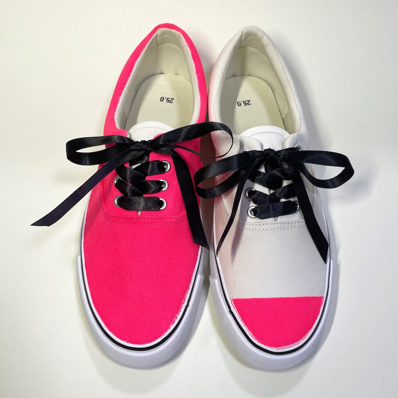 ネオンピンクのアシメスニーカー