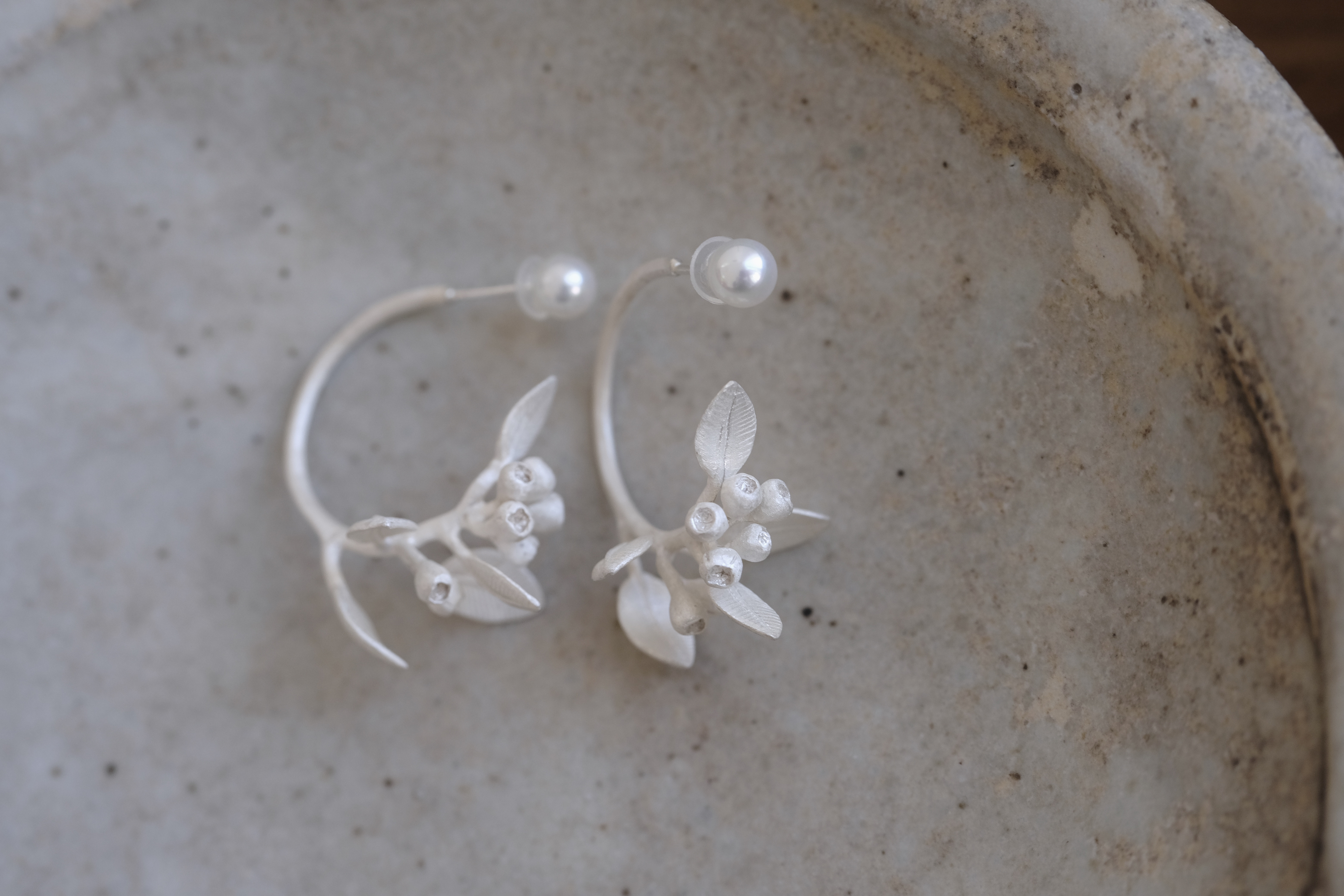 ユーカリテトラゴナ(ピアス、白)