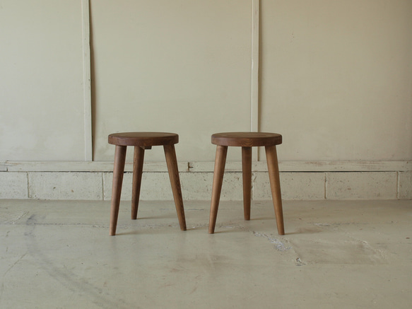 スツール 椅子 丸脚 無垢板 モミの木 001 直径30ｃｍ 宮崎 無垢家具 モミの木家具 4枚目の画像
