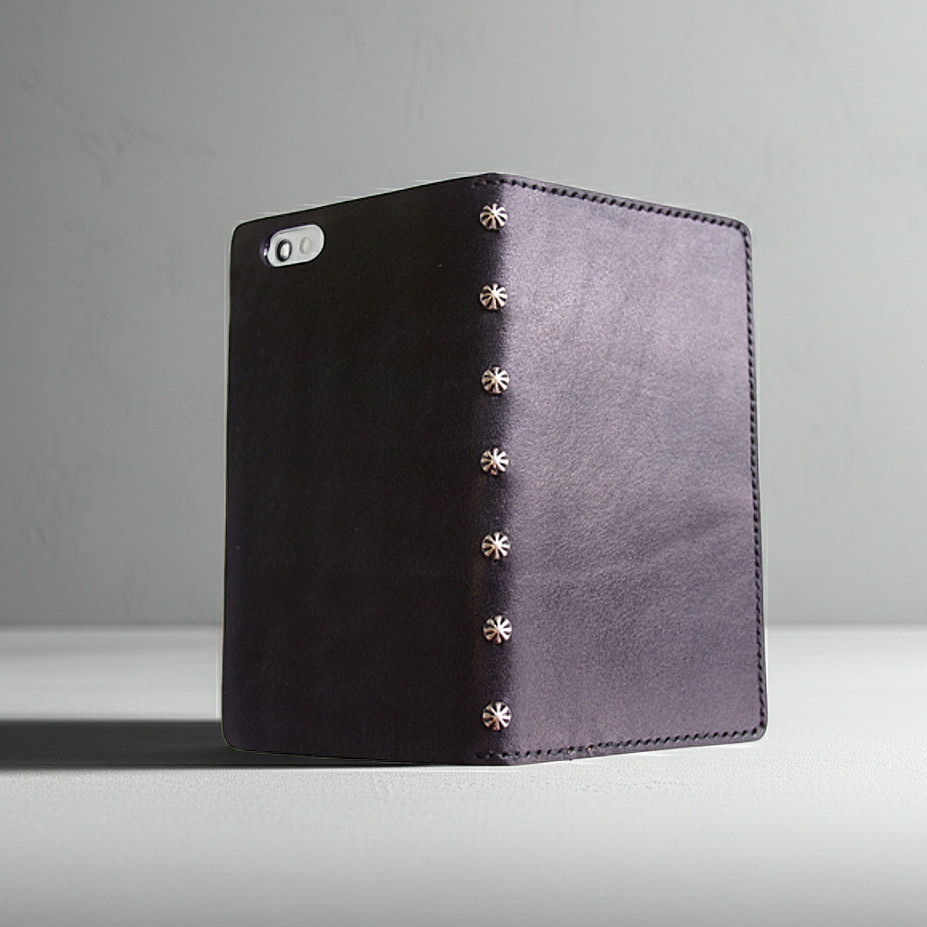 アンティークスタッズの本革iPhone用手帳型ケース