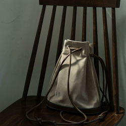 【限量熱賣】雙向抽繩單肩包 真皮 精選皮革 成人適用 Beoni 藍色 第9張的照片