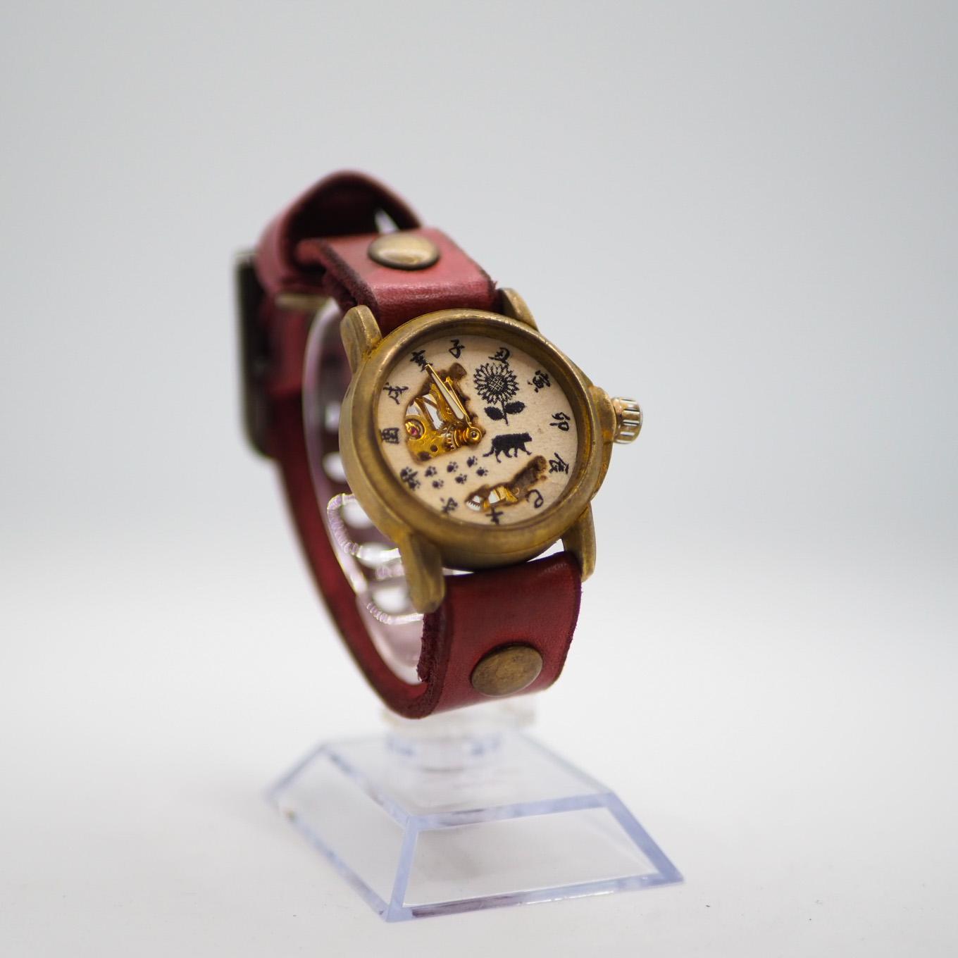 ひまわりの前をゆったり歩く猫 ゆったり猫