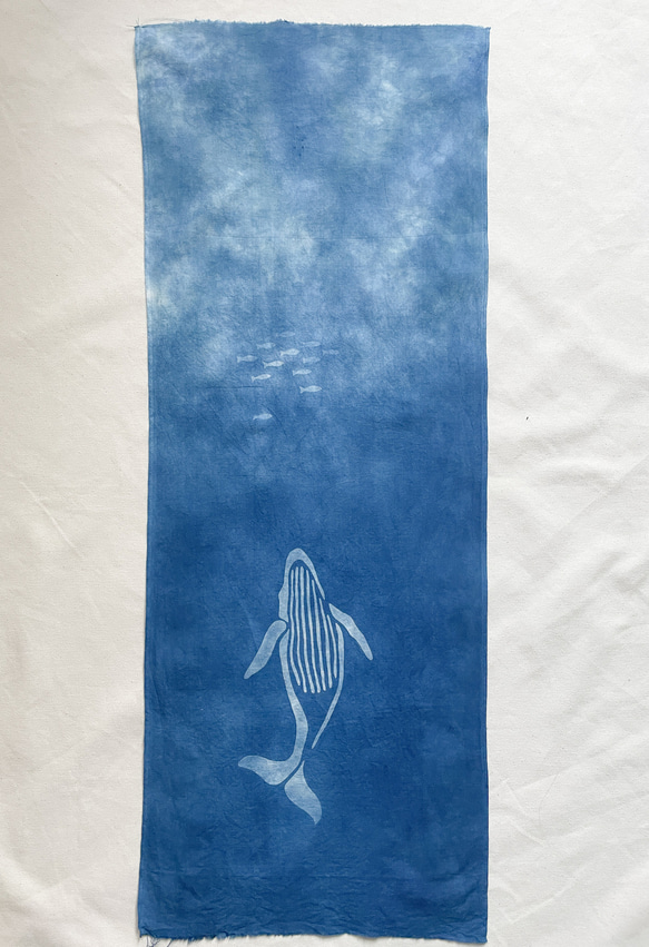 送料無料　訳あり イワシを追って浮上するクジラ　藍染てぬぐい 　絞り染め 鯨　魚　海 1枚目の画像