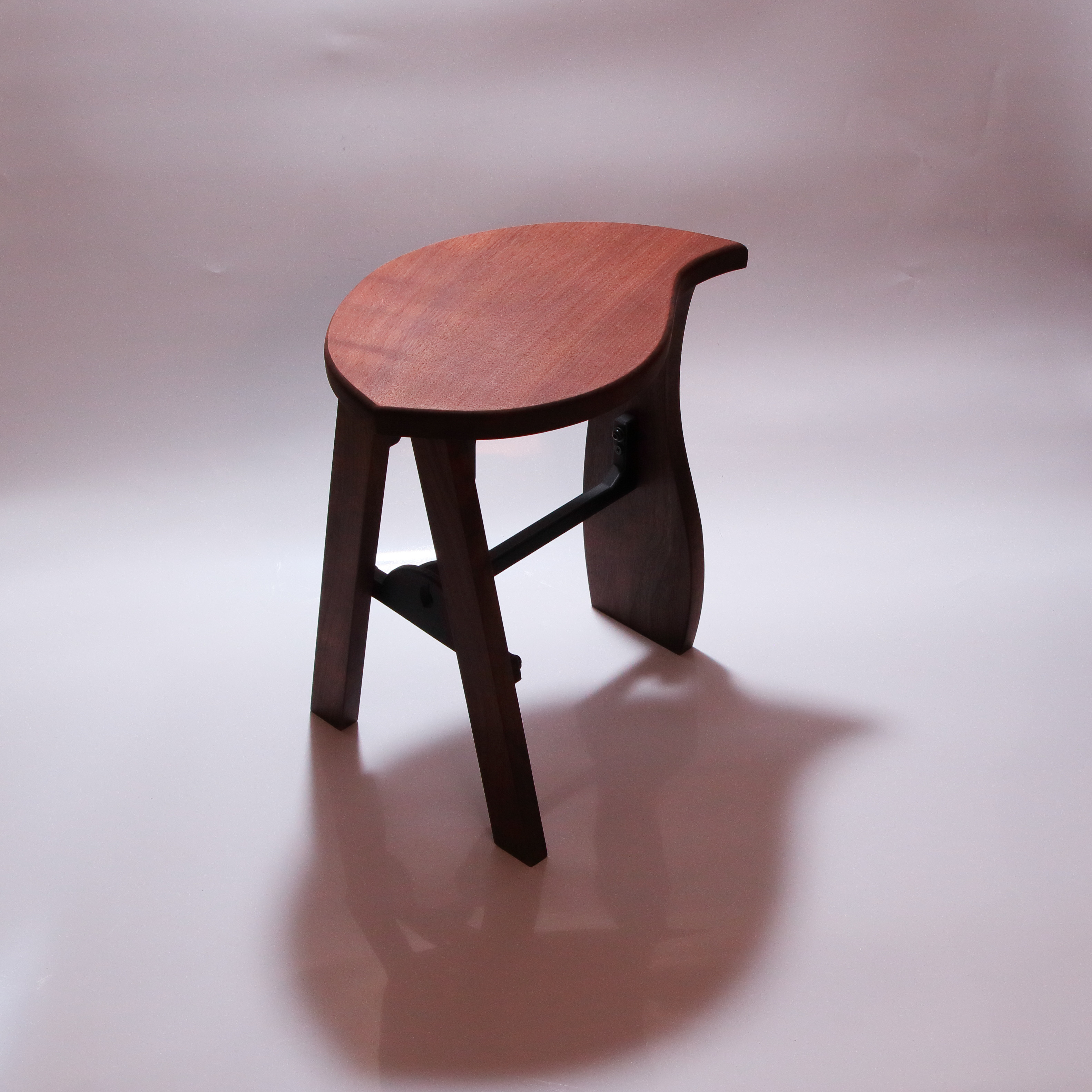 再販・木の葉の形のかわいいスツール　ウォールナット無垢材で作りました　送料無料