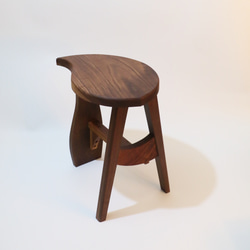 木の葉の形のかわいいスツール・椅子　ウォールナット無垢材で作りました　送料無料 1枚目の画像