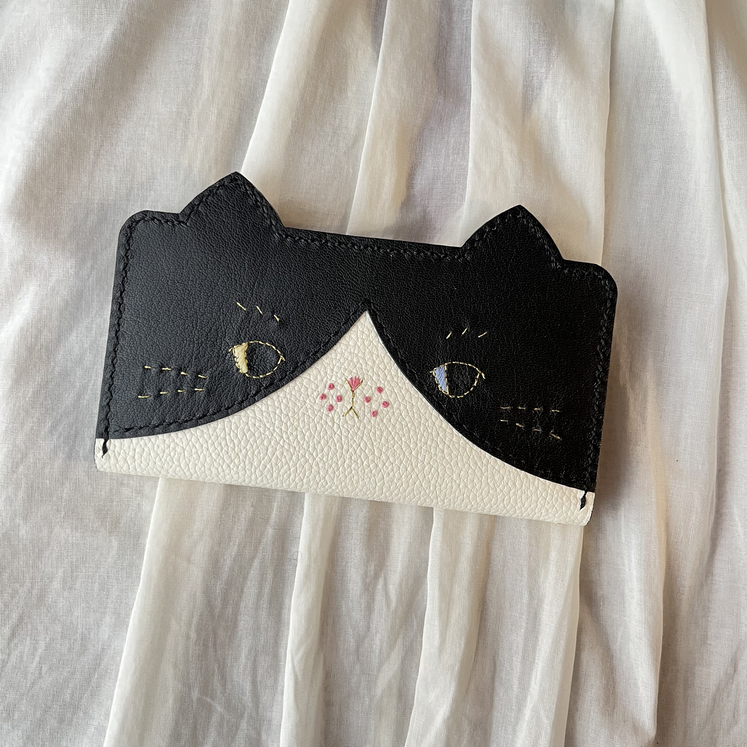 【受注制作】ねこのお顔 はちわれ猫 手帳型スマホケース 牛革 全機種対応　イタリアンレザー