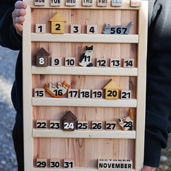 猫の万年カレンダー・木製 1枚目の画像