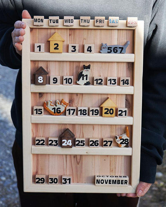 猫の万年カレンダー・木製 1枚目の画像