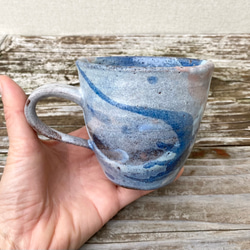 藁灰釉とコバルトのマグカップ 5枚目の画像