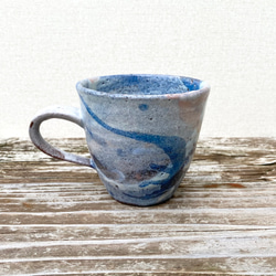 藁灰釉とコバルトのマグカップ 2枚目の画像