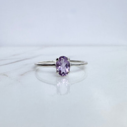 【ライトアメジストリング・2月誕生石・オーバルカット・シルバー925】優雅なパープルが指先を彩る天然石リング　華奢リング 9枚目の画像