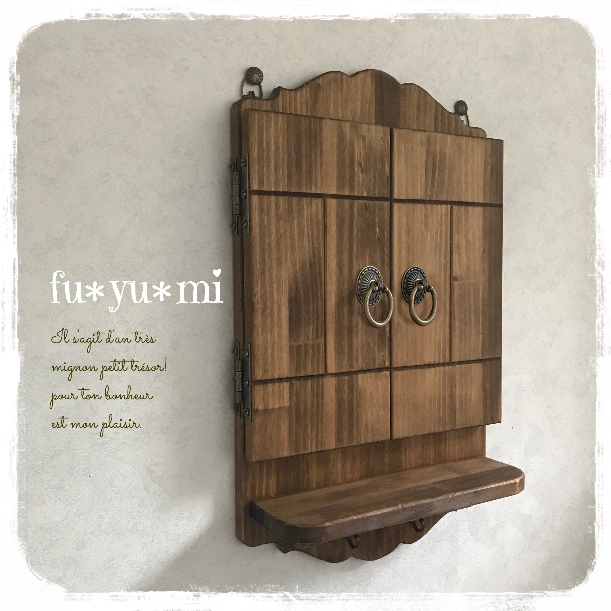 場所を取らない！壁掛け三面鏡