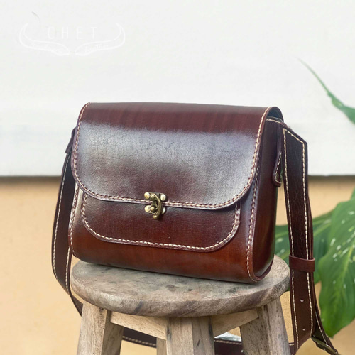 茶色のレザーショルダーバッグ ショルダーバッグ Chet-Leather 通販 