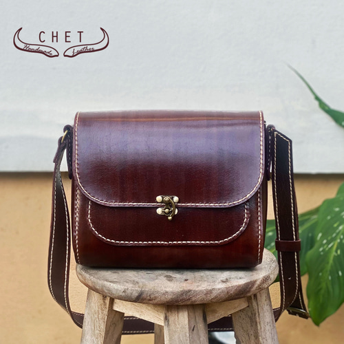 茶色のレザーショルダーバッグ ショルダーバッグ Chet-Leather 茶色のレザーショルダーバッグ ショルダーバッグ Chet-Leather