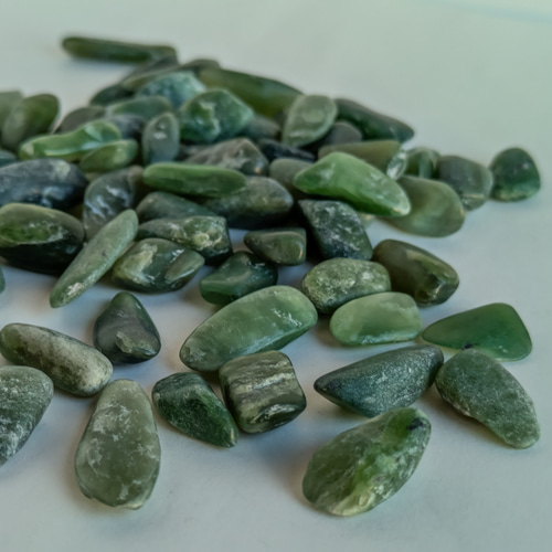 翡翠？ 25g/ﾈﾌﾗｲﾄｻｻﾞﾚA/軟玉翡翠/5個で1個ﾌﾟﾚｾﾞﾝﾄ○s322-016/11354020 250115