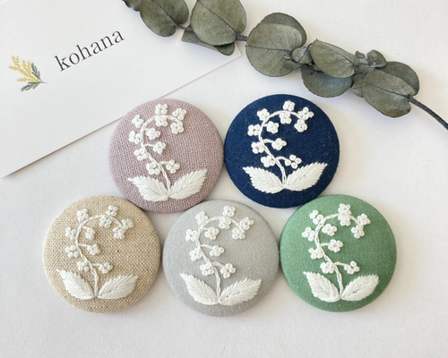 【専用】ハンドメイド　刺繍ブローチ　ヘアゴム 手刺繍 鈴蘭 A 【ブローチ/ヘアゴム】【大】 ブローチ kohana