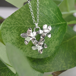 三朵油桐花 | 立體項鍊 925純銀 細鍊 花朵 手工銀飾 情人禮物 第3張的照片