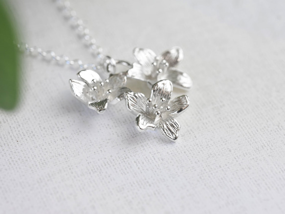 三朵油桐花 | 立體項鍊 925純銀 細鍊 花朵 手工銀飾 情人禮物 第2張的照片