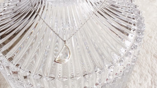 「三日月の願いごと」ヴィンテージクリスタルのお守りペンダント（シルバーSV925）