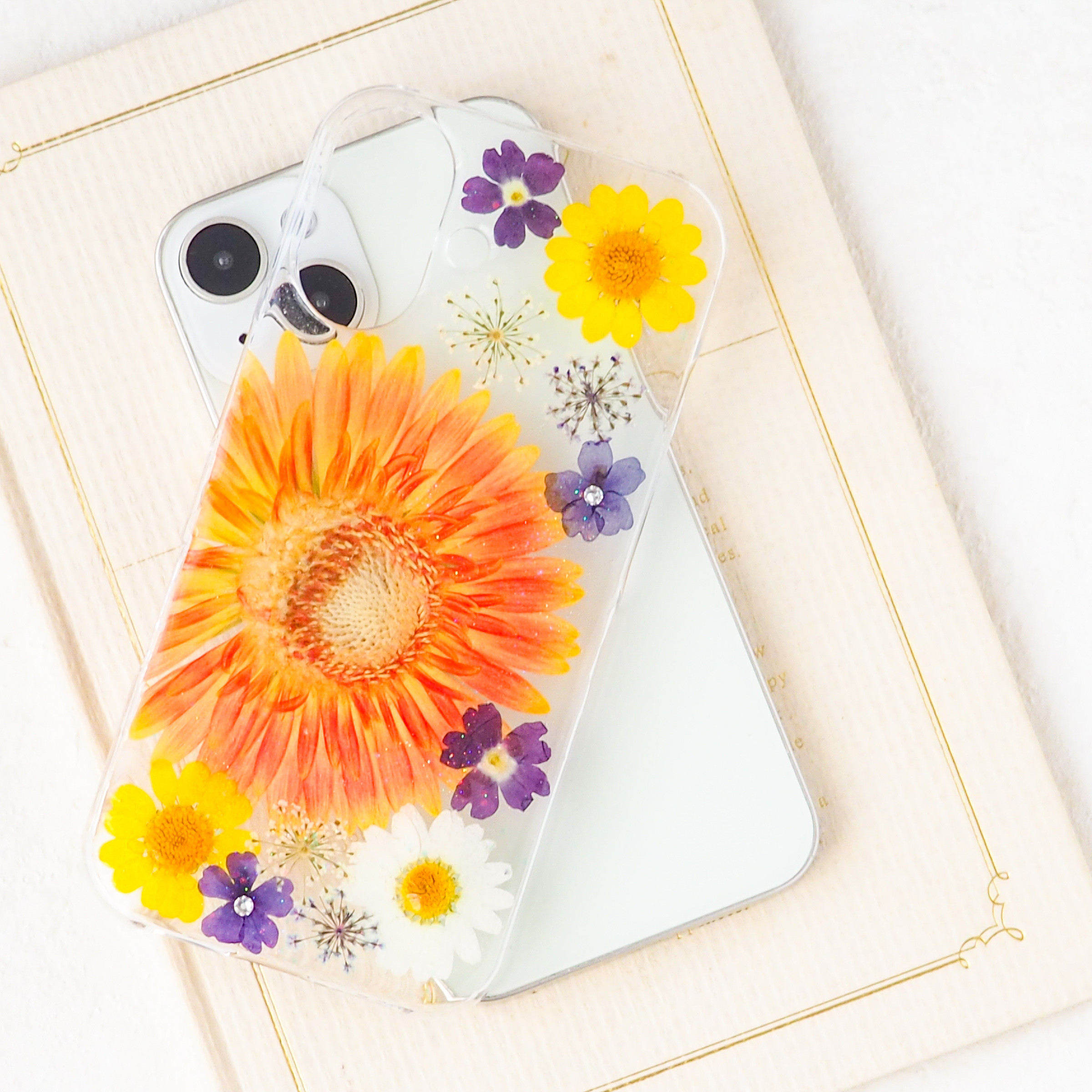 ＊オレンジガーベラとハロウィンカラーの押し花ケース＊#257全機種対応 本物のお花 スマホショルダー iPhone17