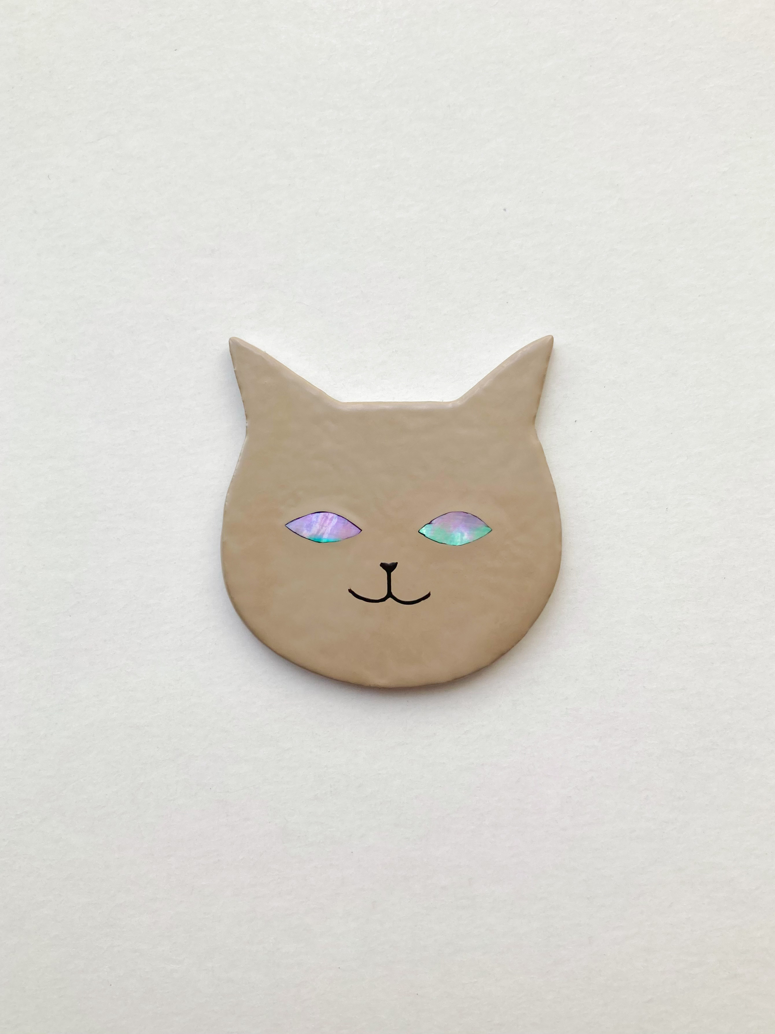 《再販》白猫のブローチ   漆皮に螺鈿