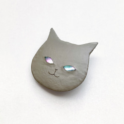 《再販》灰色猫のブローチ   漆皮に螺鈿 2枚目の画像