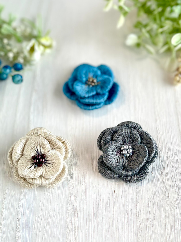 <受注制作> ふっくらお花の刺繍ブローチ　 4枚目の画像