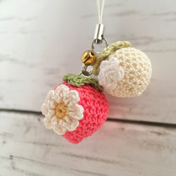 不分季節都可以使用！適合草莓愛好者♪ 珊瑚粉 x 本色草莓・帶鈴鐺的耳機插孔 | 錶帶 | 球鏈 第8張的照片