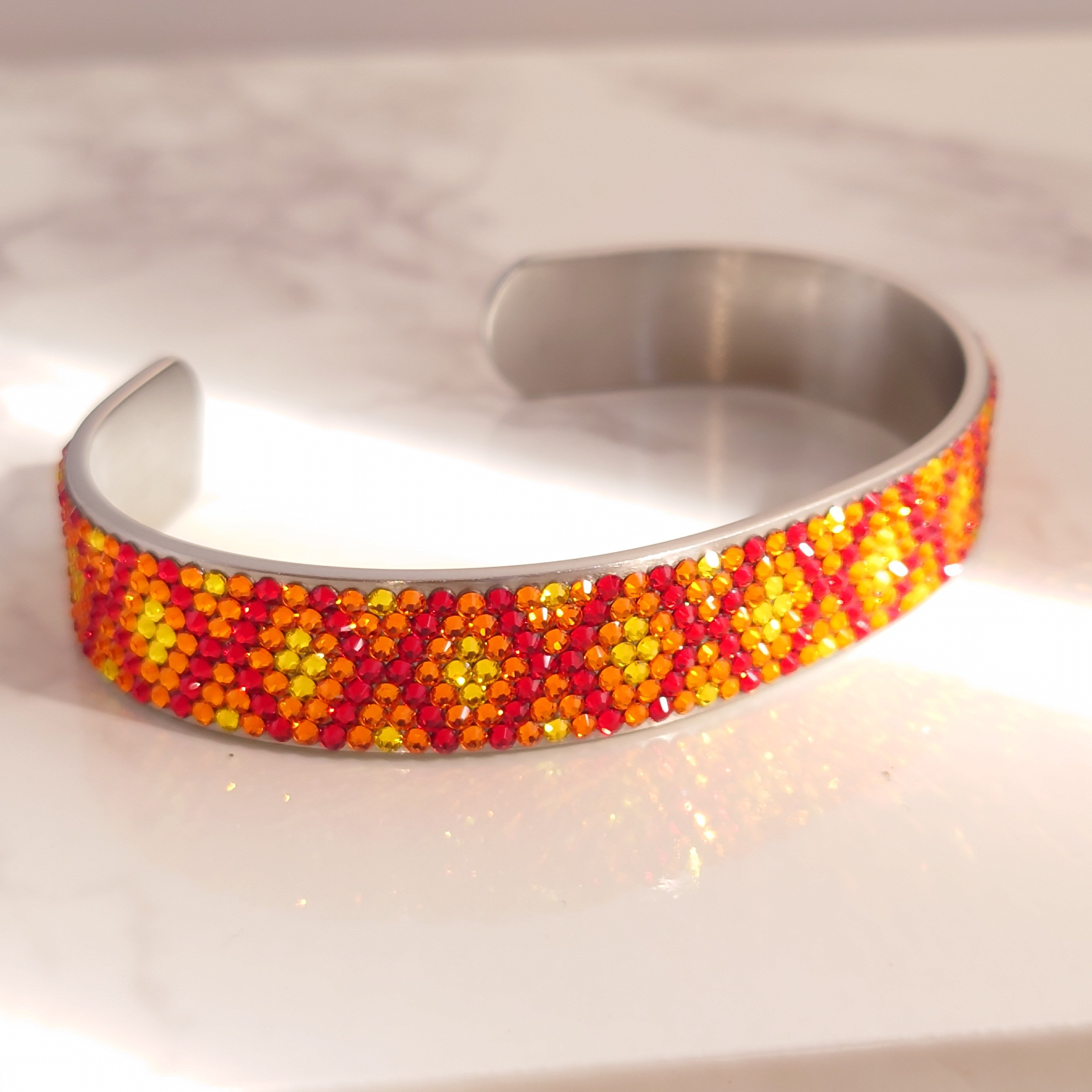 クリスタルデコのミサンガ風バングル ダイヤ柄 レッド