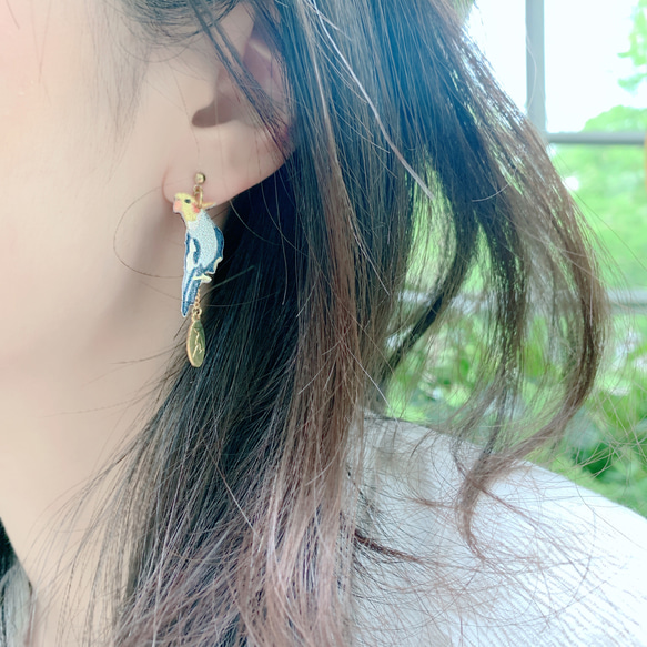 humming-  雞尾鸚鵡   Embroidery earrings 〈精緻刺繡耳環〉不鏽鋼耳針/ 可改夾式 第3張的照片