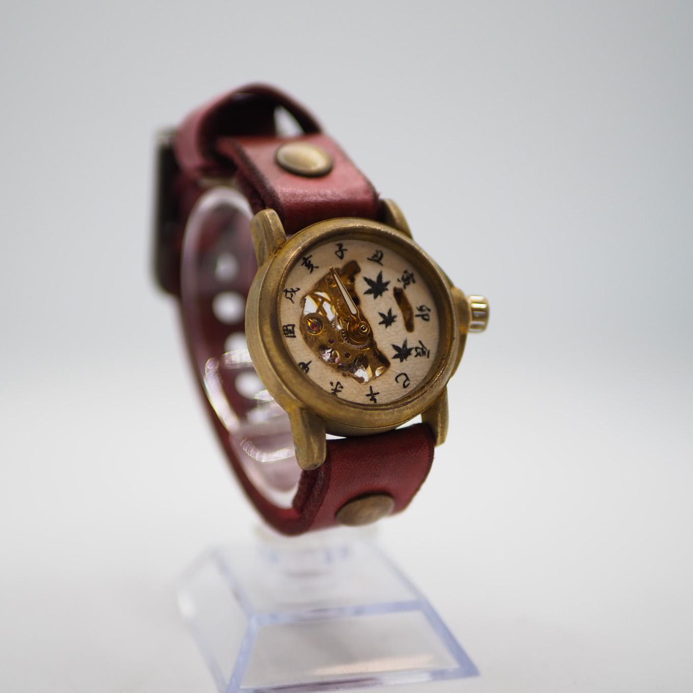 紅葉が時計を彩る 椛（もみじ）