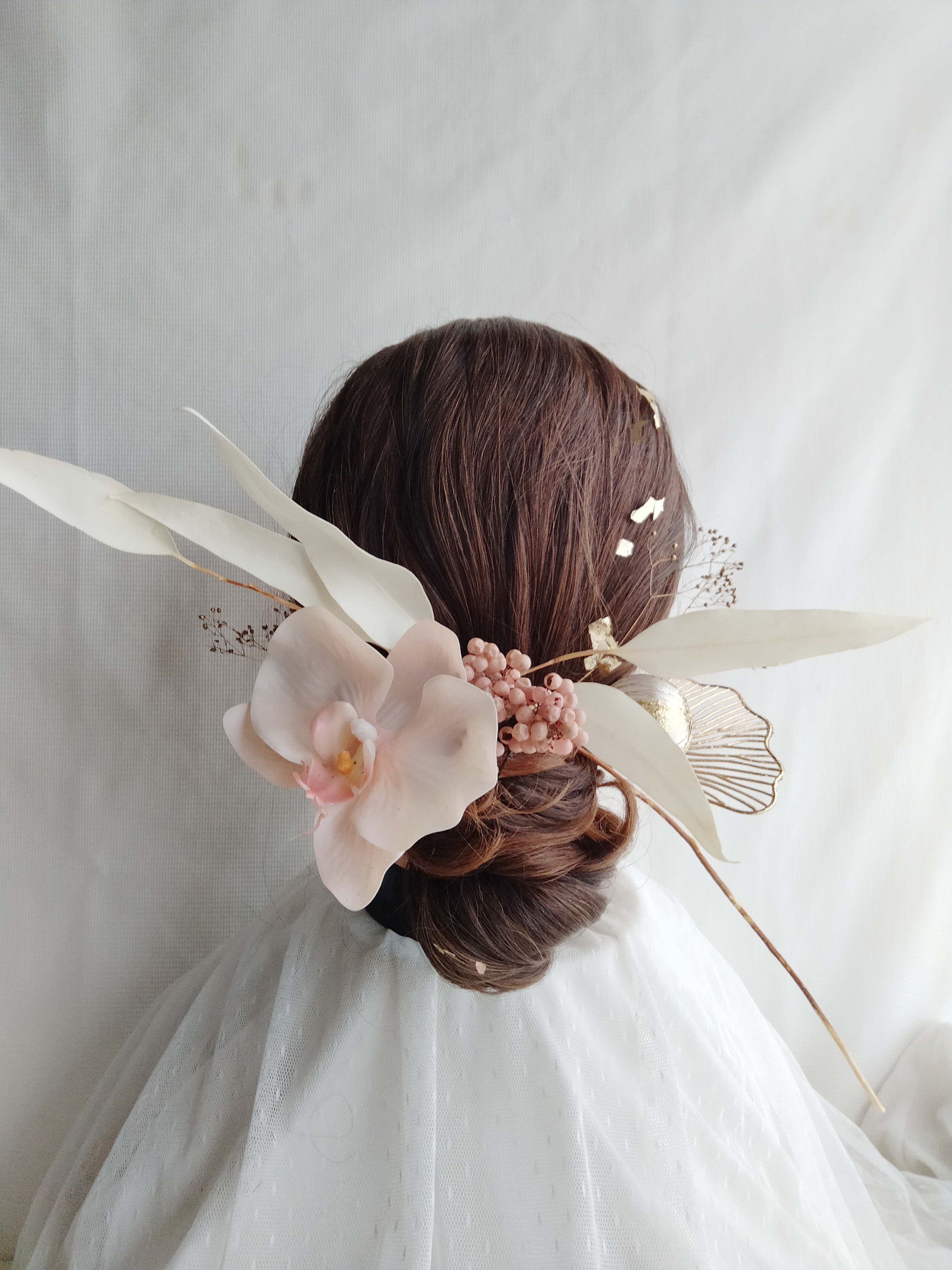 モダン和風　白無垢　枝モノアレンジ　黒髪　ピンクの胡蝶蘭　タイトシニヨン　シニヨンヘア　ドライフラワー　和装ヘア