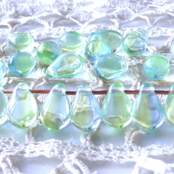 しずく　葉の水滴　チェコビーズ Czceh Glass Beads20個 5枚目の画像