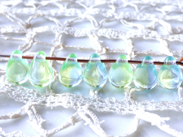 しずく　葉の水滴　チェコビーズ Czceh Glass Beads20個 2枚目の画像