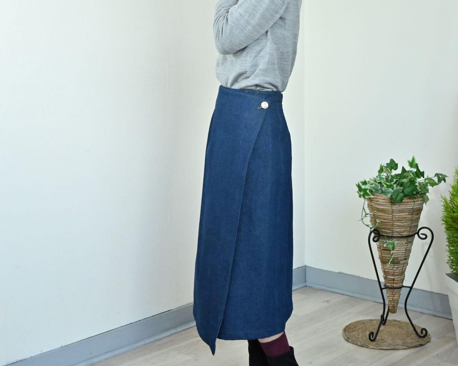 大人シルエットのデニムラップスカート