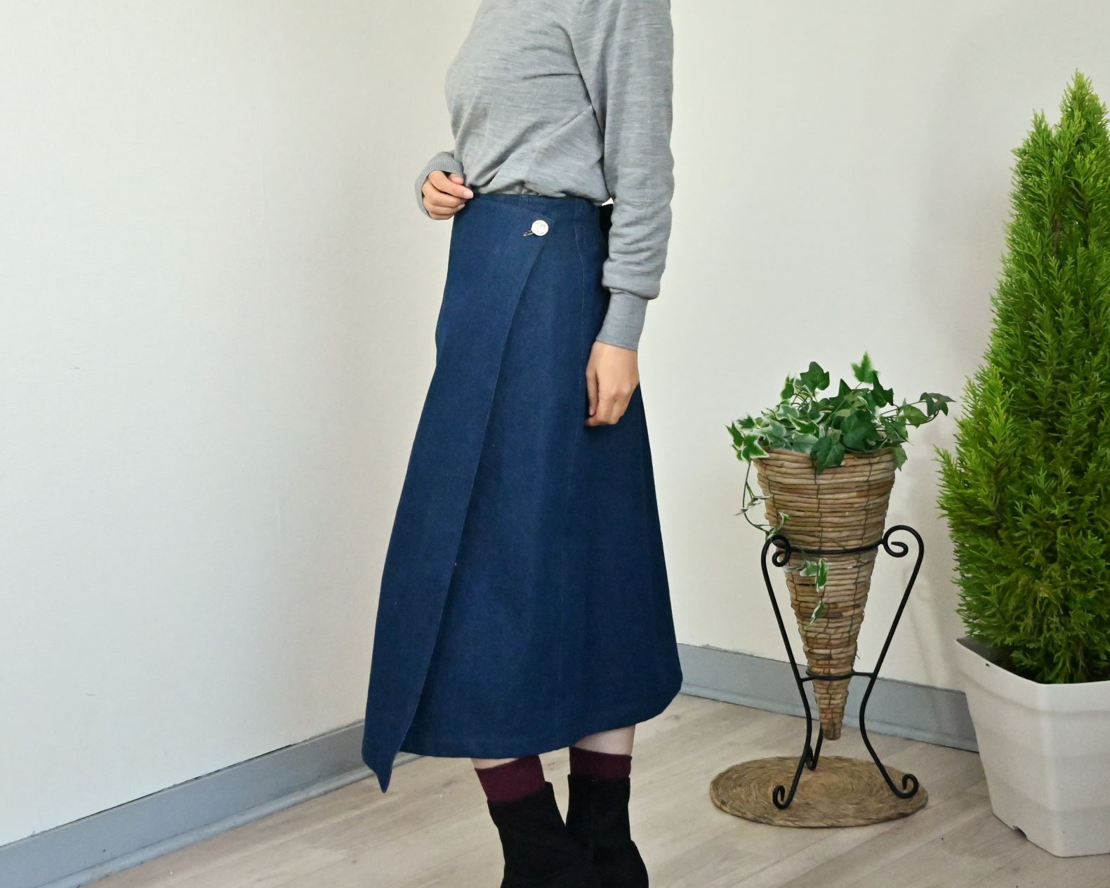 大人シルエットのデニムラップスカート