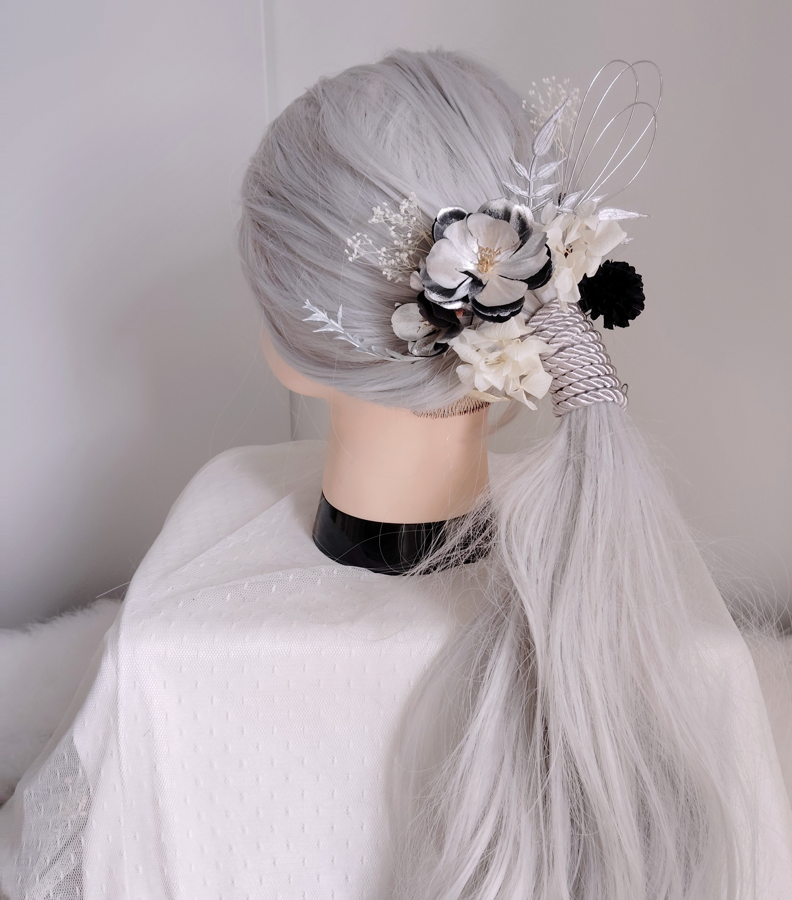 ブラックシルバーのハナミズキと組紐の髪飾り　ポニーテール　タイトポニー　シャイニーシルバー　水引髪飾り　紐アレンジ　袴