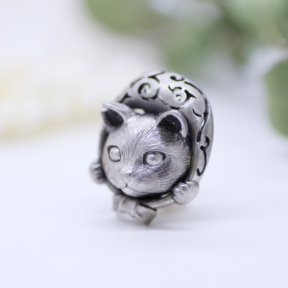K18WG猫ピンバッチブローチ lessentiel-japon_esacat-pinbadge