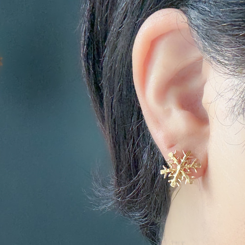 K18GP 雪の結晶ピアス （スタッドタイプ） ピアス（スタッド・一粒