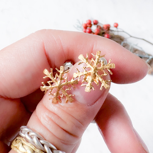 K18GP 雪の結晶ピアス （スタッドタイプ） ピアス（スタッド・一粒