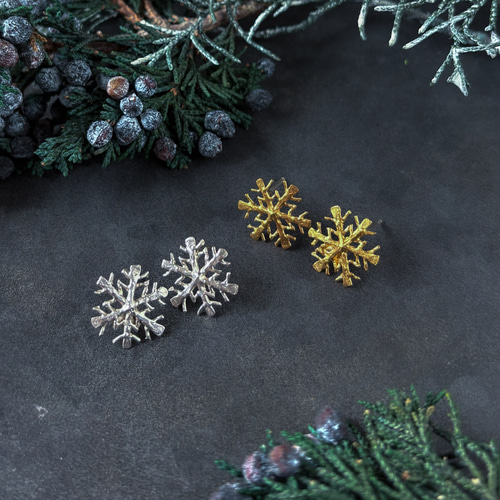 K18GP 雪の結晶ピアス （スタッドタイプ） ピアス（スタッド・一粒