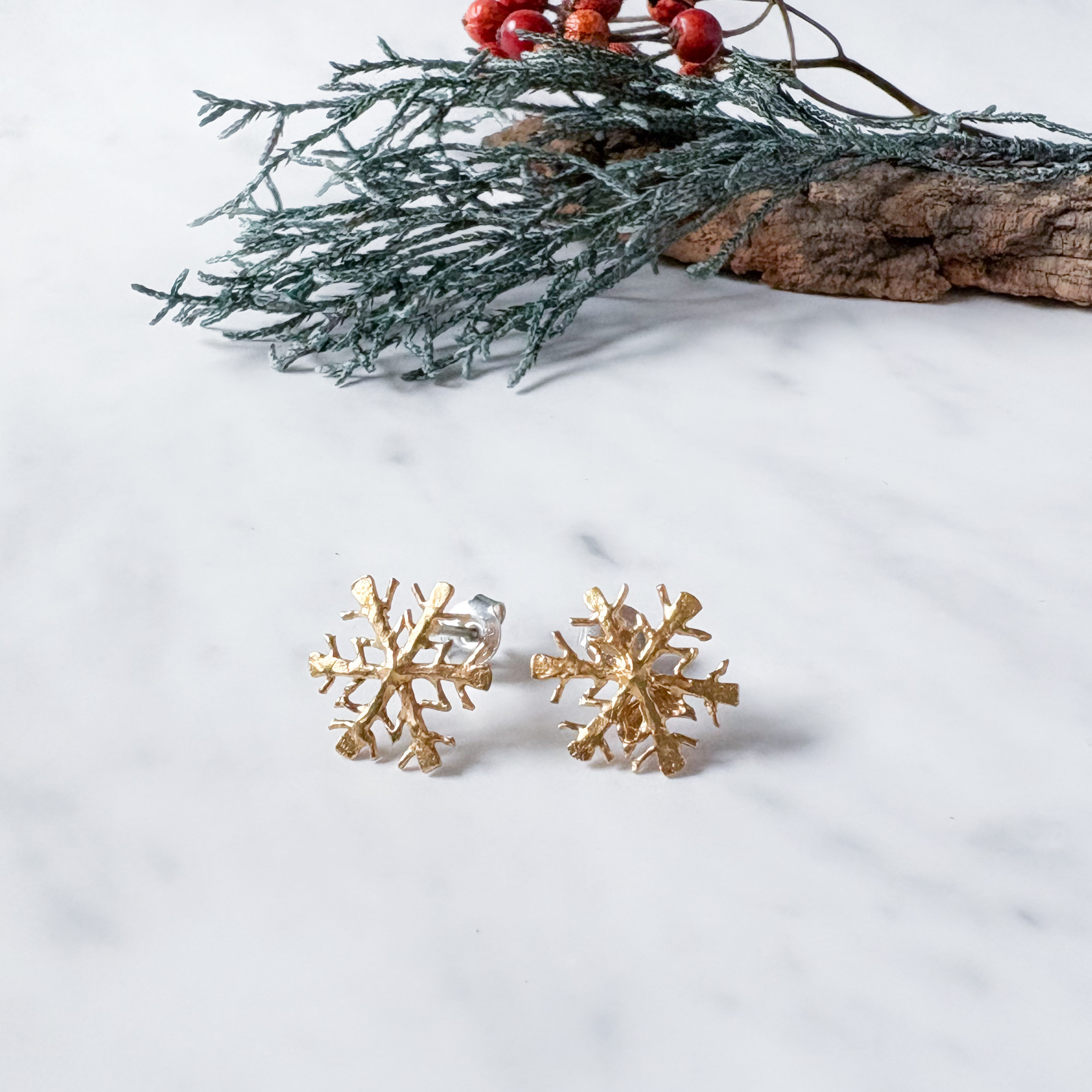 K18GP 雪の結晶ピアス　（スタッドタイプ）