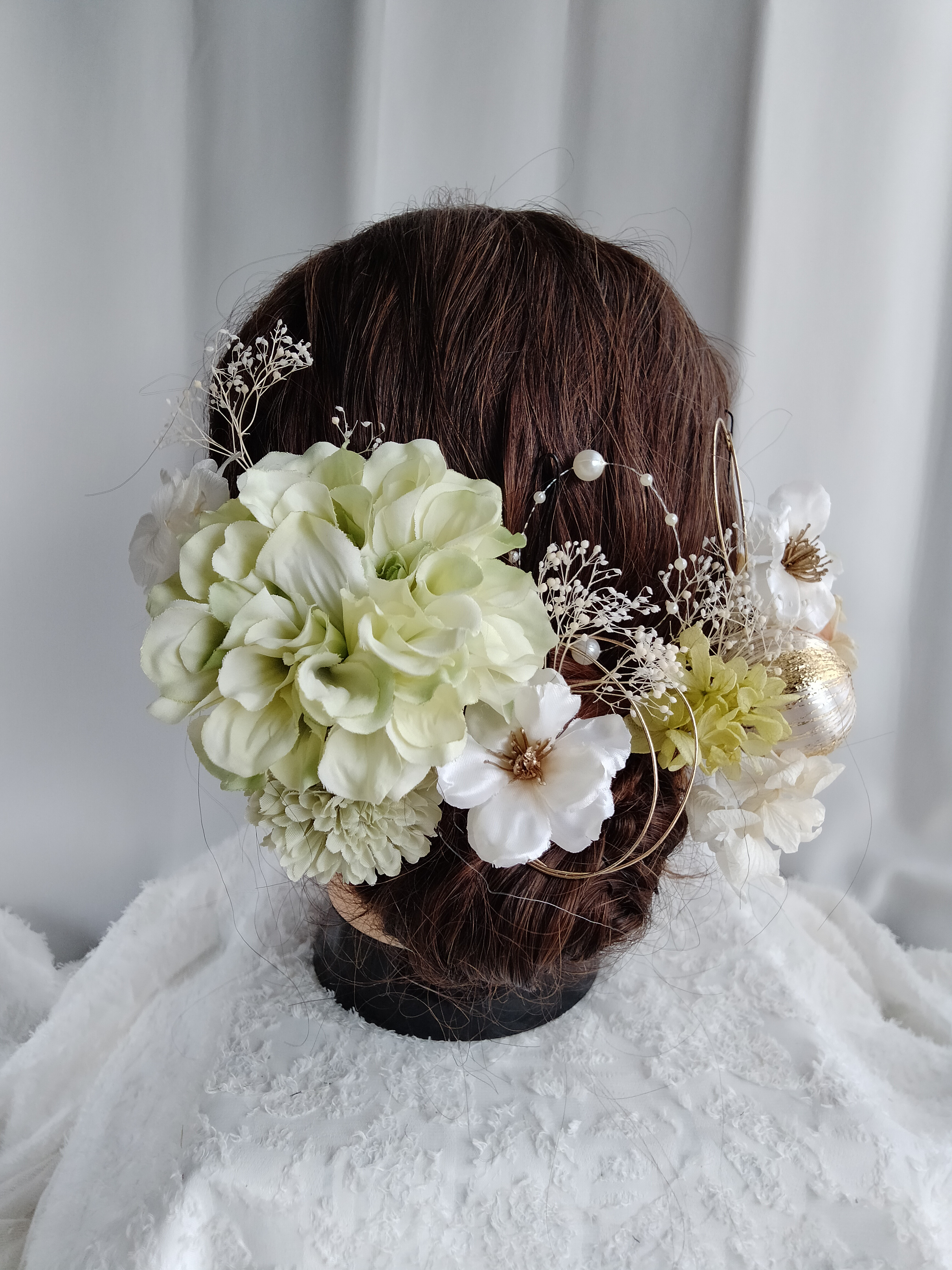 うぐいす色のダリアと林檎の花の髪飾り　パール　水引き　　鞠玉　和玉　黄緑色　みどり色　新緑　若草色　髪かざり　成人式　袴