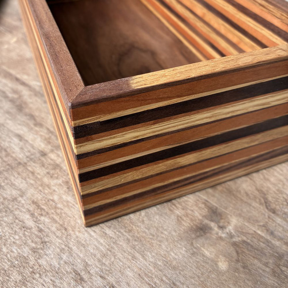 寄木のティッシュケース｜ティッシュ ボックス 一点もの 職人 リビング 木工品 インテリア 新築祝い 4枚目の画像