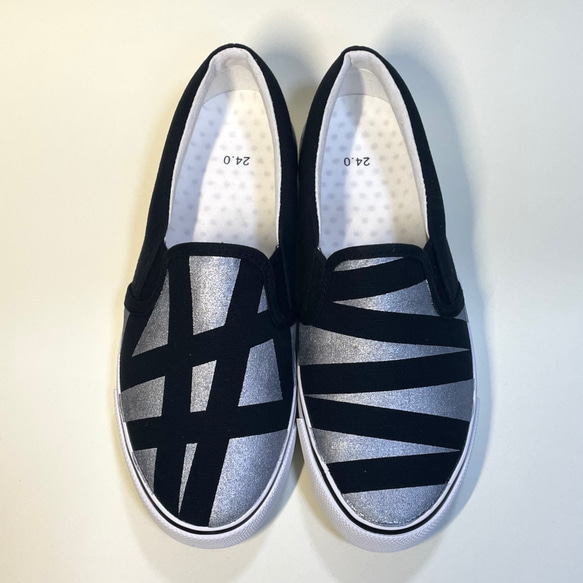 銀と黒線のアシンメトリースニーカー (撥水加工ver.) 1枚目の画像